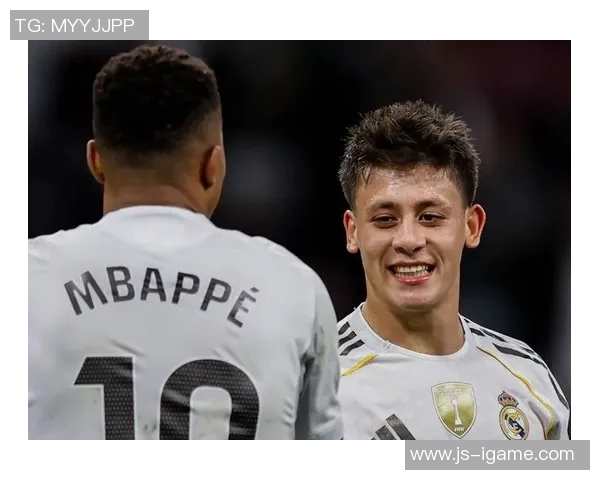 养伤期间看看球，阿什拉夫现场观看埃尔切vs皇马