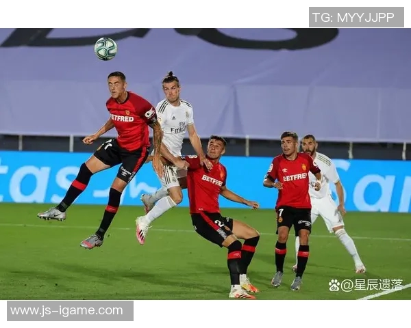 奇招！巴拉多利德球员防守中亲吻对手，后者挥拳反击遭红牌罚下